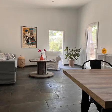 Maisonnette Independante Avec Jardin/patio Holiday home Nimes